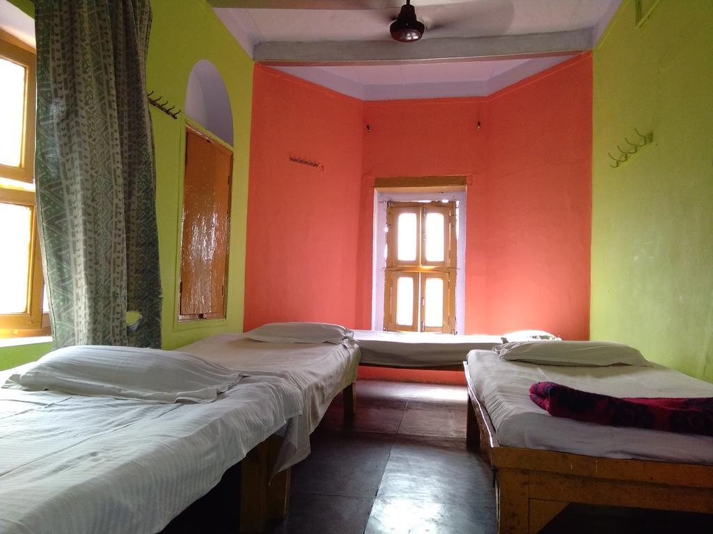 Yogi Lodge Varanasi Eksteriør billede